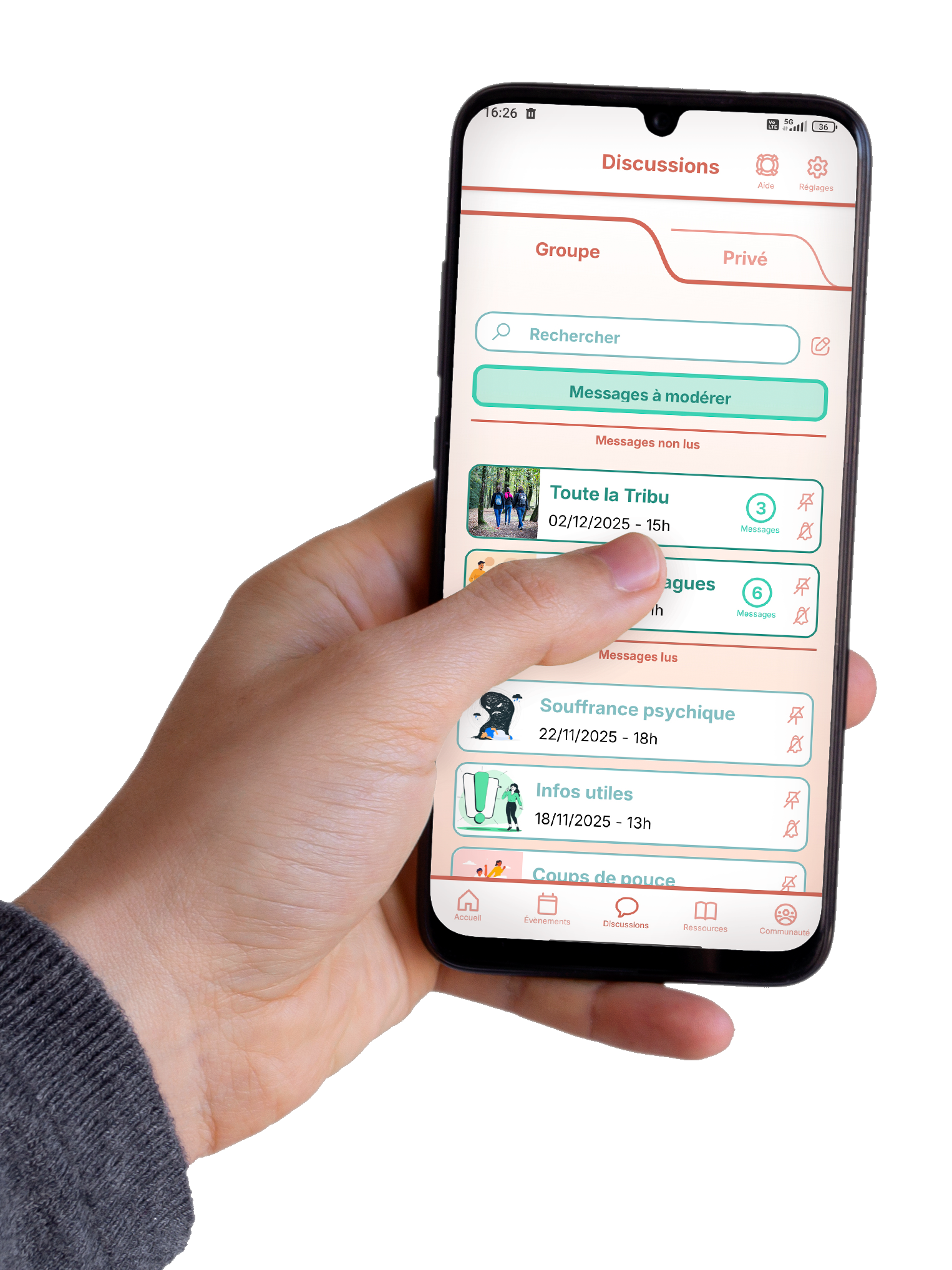 Présentation de l'application au sein d'un smartphone. L'écran présenté montre une liste de discussions.