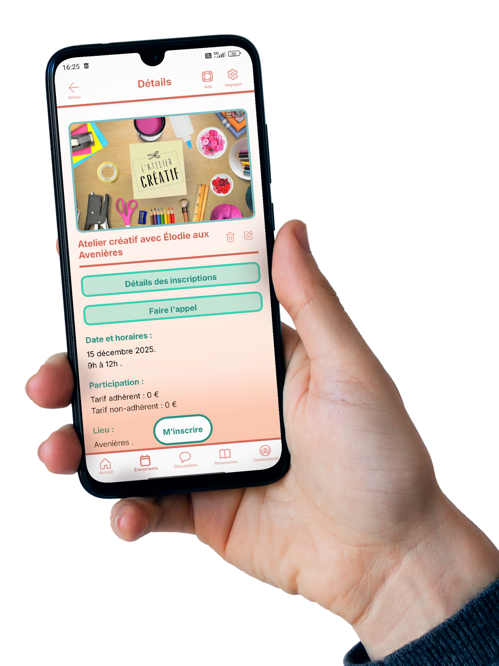 Présentation de l'application au sein d'un smartphone. L'écran présenté montre la page d'un évènement. 