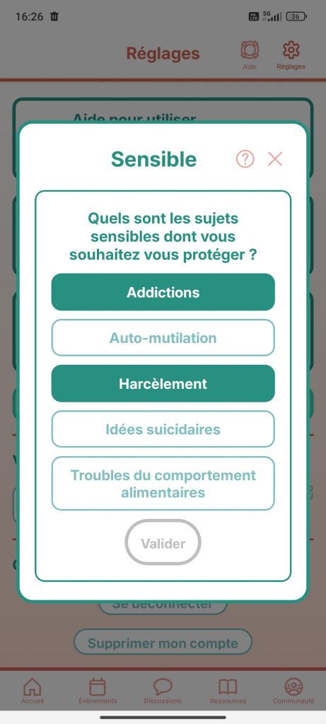 Capture d'écran montrant un système permettant de définir une liste de sujets sensibles, et qui génère au sein de l'application un floutage des messages concernés.